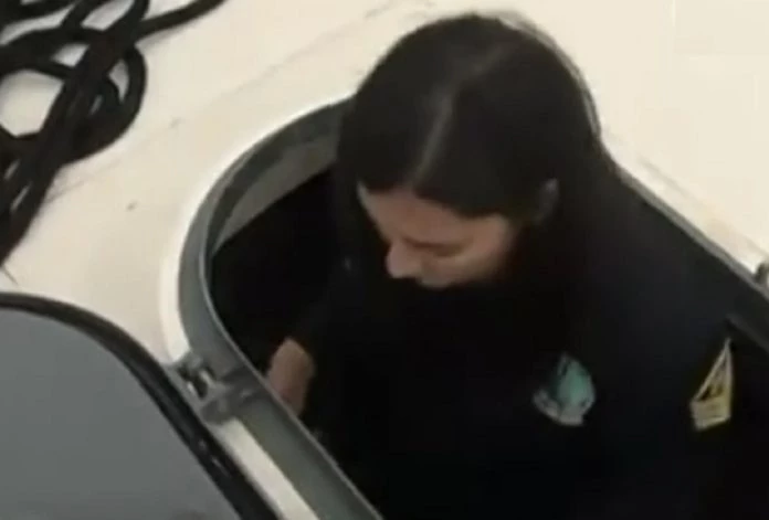 Ίμια: Εδώ είναι η μοναδική γυναίκα μηχανικός Λ.Σ. – Μπράβο της!